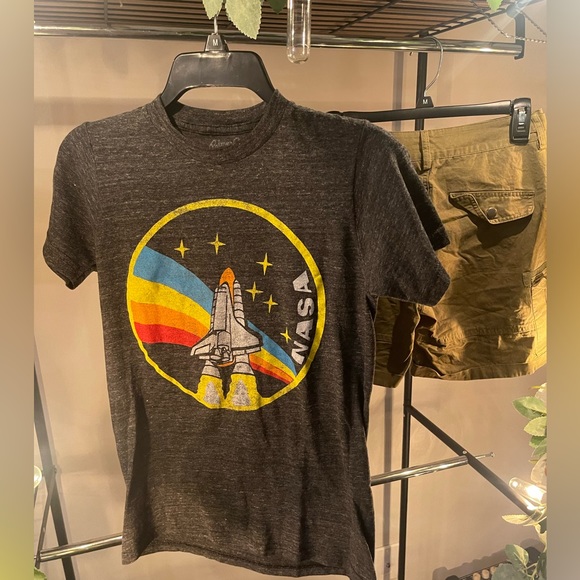 Green cargo shorts, NASA T - Picture 3 of 4